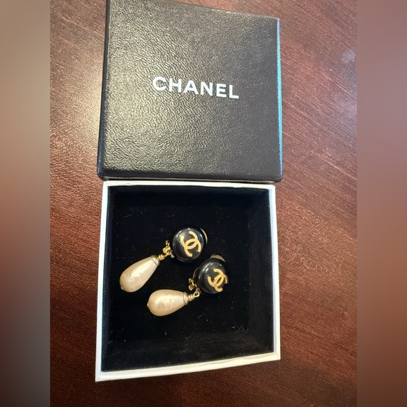 CHANEL CC Black/Gold Pearl Clip-on Earrings - Picture 6 of 6